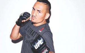 Чемпион UFC повторил уникальный трюк с бутылкой водки