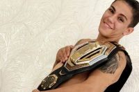 Чемпионка UFC Джессика Андраде сделала обнаженное фото с поясом