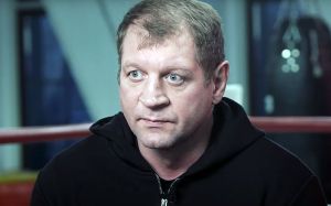 Александр Емельяненко похвастался результатами жима штанги: "А ты сможешь?"