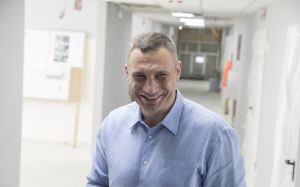 Виталий Кличко показал, как поймал ночью двух хулиганов, которые рисовали граффити