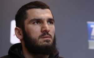 Бетербиев о бое с Дайнесом: "Родные стены могут как помочь, так и мешать"