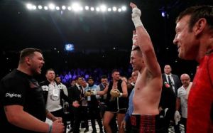 Член команды Хью Фьюри прямо на ринге украл пояс WBO у Джозефа Паркера