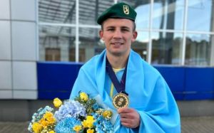 Хижняк поблагодарил пограничников и военных за возможность боксировать