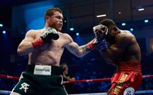 Сауль Альварес отобрал у Кристиана Мбилли титул WBC