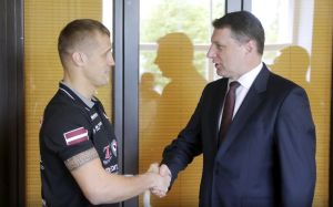 Президент Латвии встретился с лучшим латвийским боксером и его соперником (+Фото)