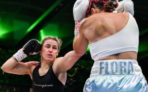 Кэти Тейлор победила Флору Пили и стала абсолютной чемпионкой мира в своем прощальном поединке