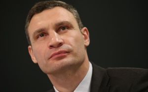 Виталий Кличко показал, как сам стрижет себя на карантине