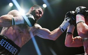 Артур Бетербиев финишировал Адама Дайнеса, защитив титулы WBC и IBF