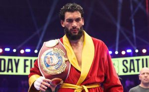 Хамза Шираз раскритиковал WBC за назначение боя с Алимханулы: "Это фарс"