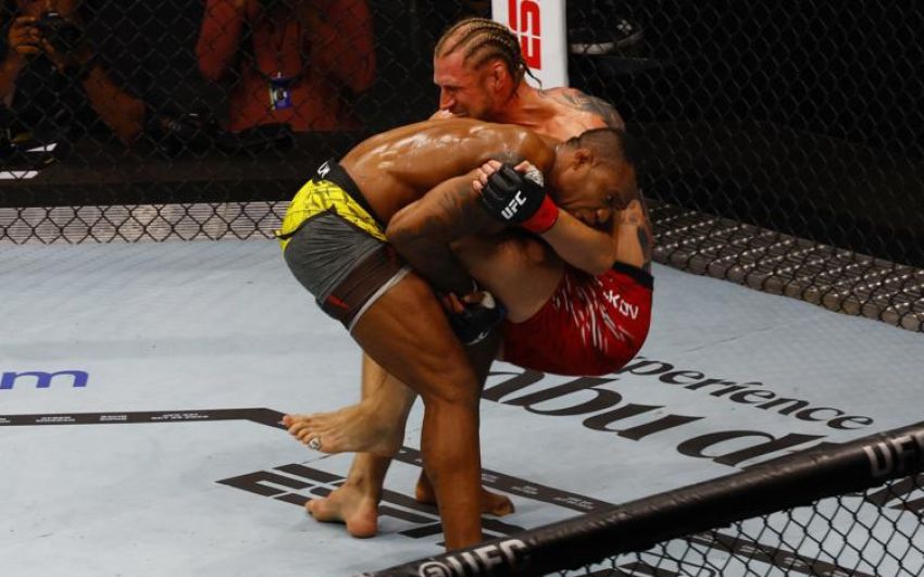 Александр Волков спорно победил Жаилтона Алмейду на UFC 321