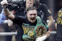 Александр Усик получил специальный пояс WBC