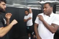 Боксер против борца, кто кого? Бронер учит Царукяна боксировать.