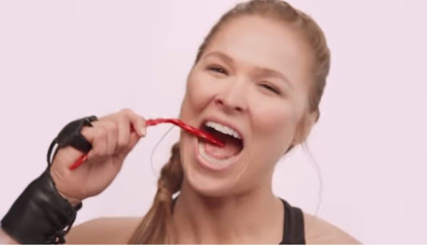 Ронда Роузи снялась в рекламе жевательных конфет Twizzlers