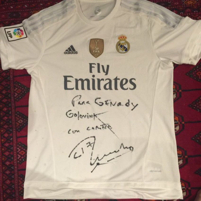 Криштиану Роналду подарил Геннадию Головкину футболку «Реала» с автографом 