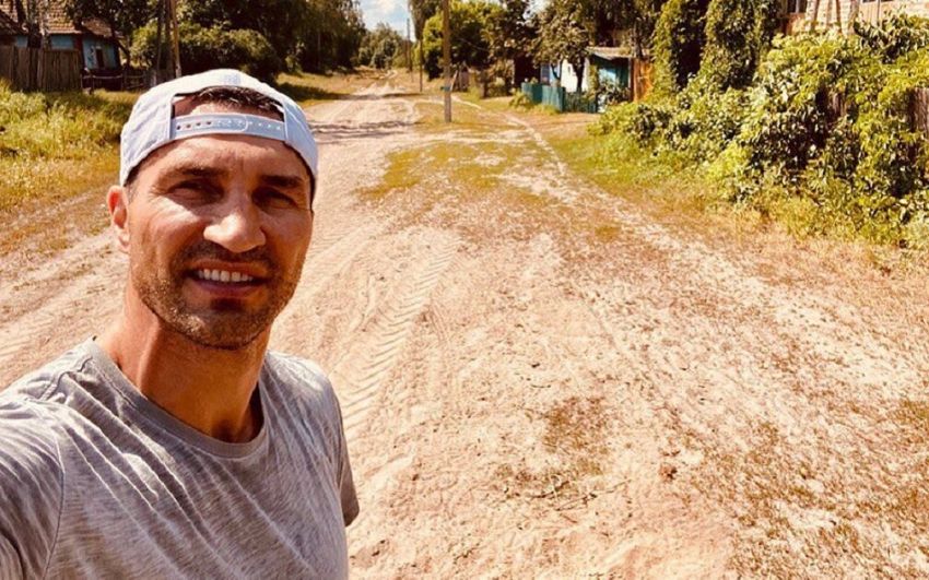 Владимир Кличко сфотографировался в селе на фоне стада коров: "Люблю это место"