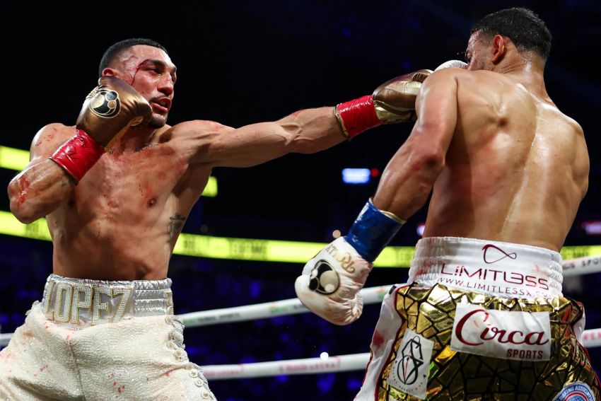 Теофимо Лопес победил Роландо Ромеро и стал чемпионом WBA в полусреднем весе