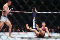 Вейли Жанг побывала в нокдауне, но победила Янь Сяонань на UFC 300