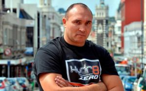 Александр Устинов победил Рафаэля Лава техническим нокаутом в 1 раунде
