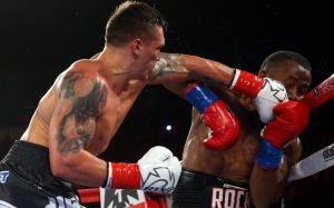 Усик нокаутировал Мчуну и защитил титул WBO в первом тяжелом весе