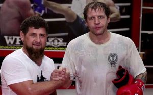 Александр Емельяненко заявил, что собирается постричься налысо вслед за Кадыровым