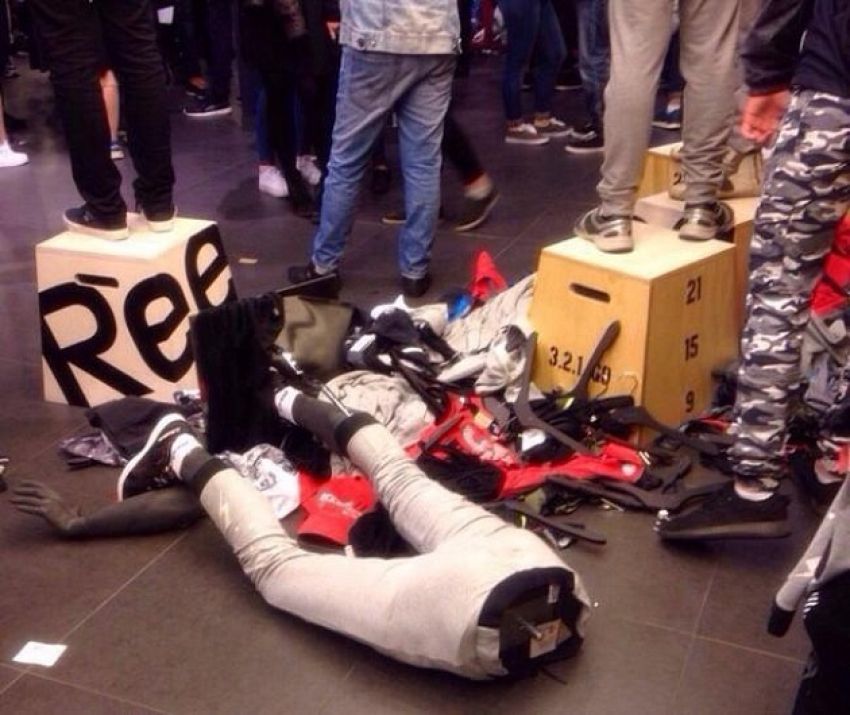 Фанаты Хабиба Нурмагомедова разгромили магазин Reebok в МосквЕ
