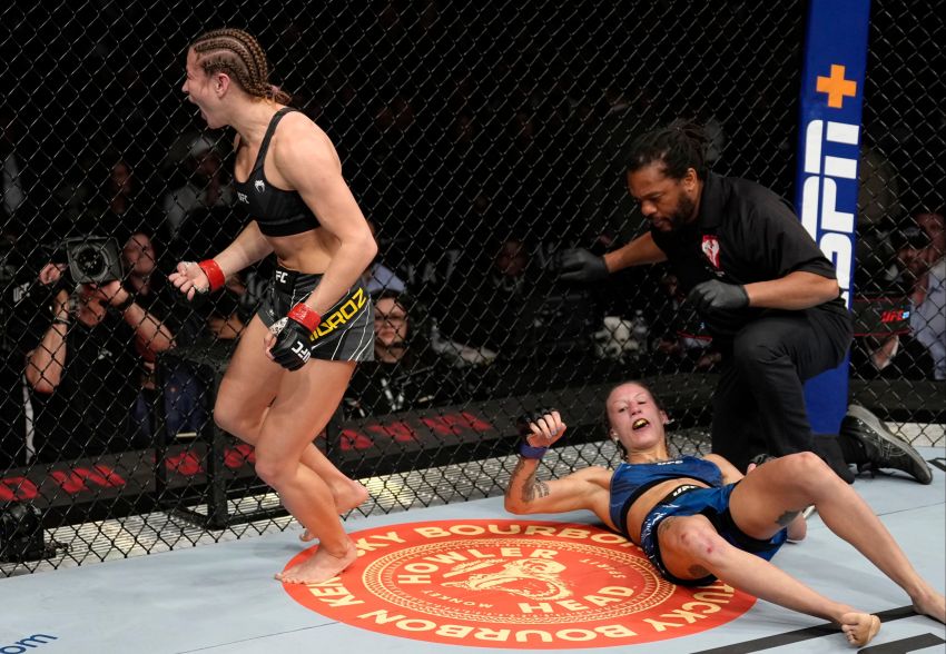 Марина Мороз "задушила" Марию Агапову во втором раунде на UFC 272
