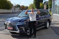 Александр Усик приобрел новенький внедорожник Lexus
