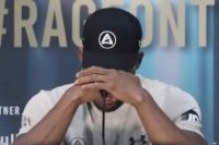 Энтони Джошуа расплакался на пресс-конференции после поражения от Усика: видео
