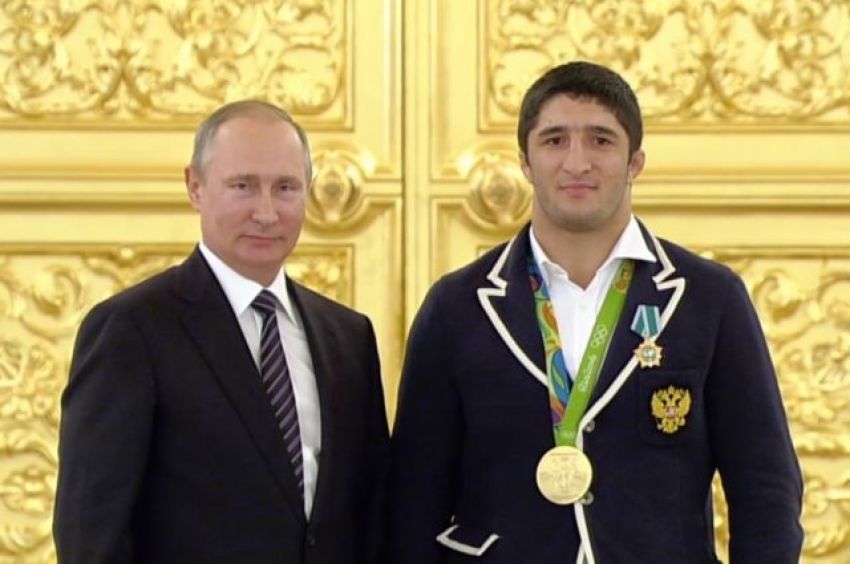 Владимир Путин поздравил Абдулрашида Садулаева с победой на ЧМ по борьбе