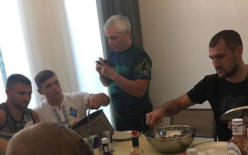 За одним столом...