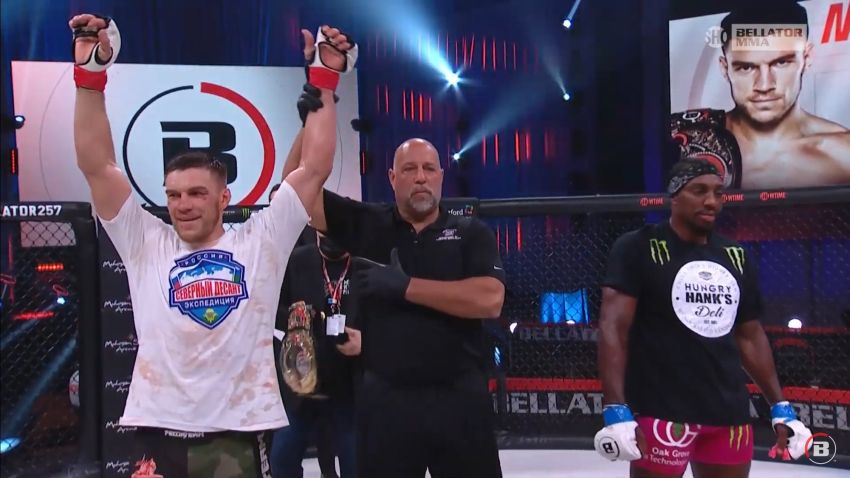 Вадим Немков в напряженном поединке победил Фила Дэвиса на Bellator 257