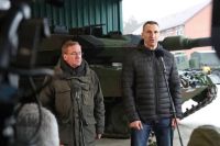 Кличко встретился с украинскими военными на полигоне в Германии
