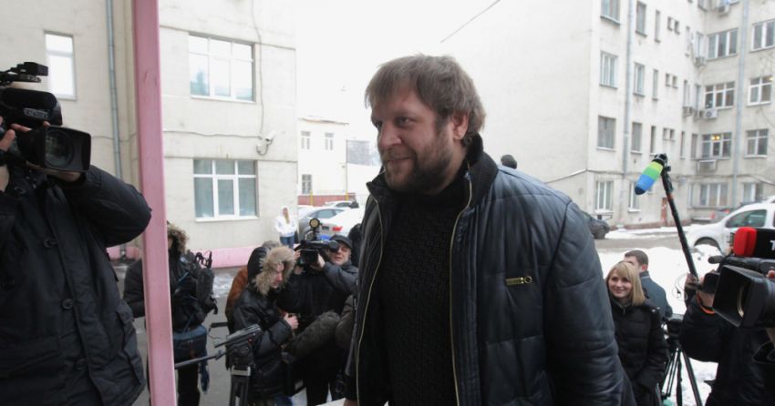 Александр Емельяненко устроил скандал во Внуково, опоздав на рейс в Грозный и не заплатил по счету в баре