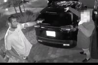 Видео: Шон Стриклэнд задержал "опасного преступника" у своего дома