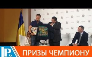 Президент WBC в Киеве наградил Александра Усика специальным призом