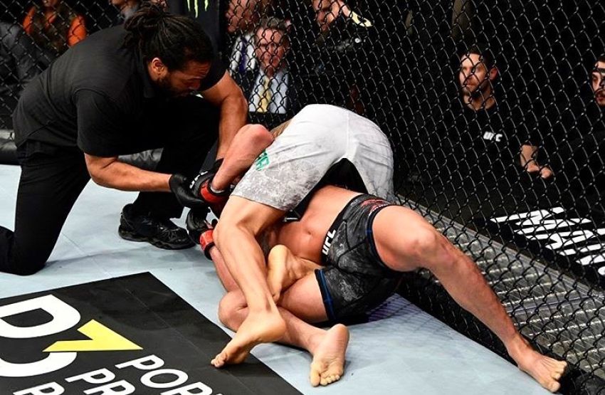 Диего Феррейра "задушил" Энтони Петтиса на UFC 246