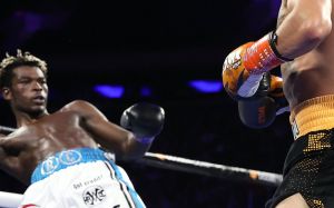 Экс-чемпион: "Ломаченко попросил угол Комми остановить бой, потому что сам не мог этого сделать"