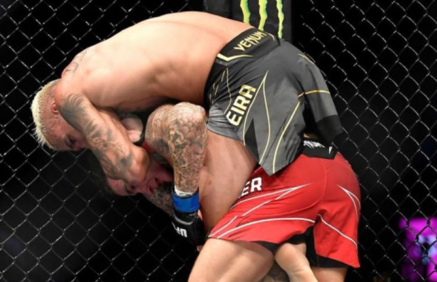 Чарльз Оливейра досрочно остановил Дастина Порье, защитив титул на UFC 269