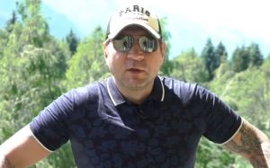 Александр Емельяненко показал необычное упражнение и обратился к Джигану: "Захочешь повторить - убери сына подальше"