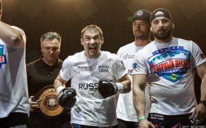 Павел Маликов в непростом бою победил Дейнера Беррио
