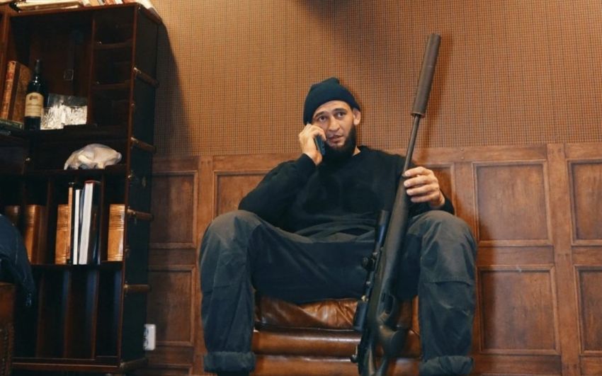 Хамзат Чимаев сфотографировался с автоматом: "Никакие орды не поставят нас на колени"