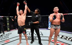 Роберт Уиттакер одолел Даррена Тилла в близком бою на UFC on ESPN 14