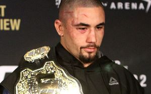 Чемпион UFC в среднем весе Роберт Уиттакер находится в тяжелом состоянии