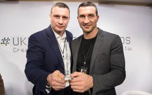 Братьям Кличко вручили награду в Давосе