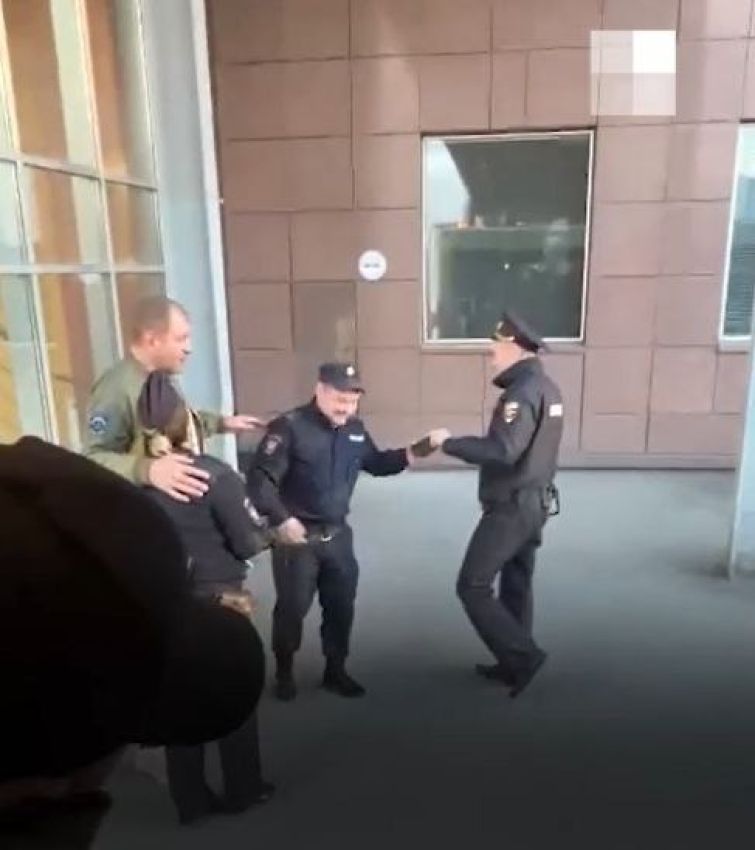 Задержал рейс, справил нужду в переходе, сфотографировался с полицией: Емельяненко снова в загуле