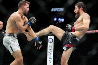 Уланбеков остановил удушающим приемом американца Дердена на UFC 296