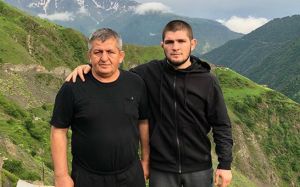Хабиб Нурмагомедов выложил пост, посвященный годовщине смерти отца: "Всех нас положат в могилу, где мы будем одни"
