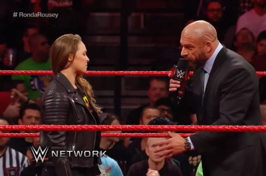 Ронда Роузи подписала контракт с WWE и бросила Triple H на стол