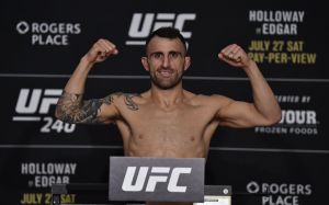 Алекс Волкановски добирался до места проведения UFC 240 38 часов и скинул 13 фунтов за 2 дня