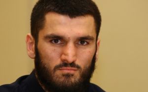 Бой Артура Бетербиева снова переносится, тренер боксера винит во всем Top Rank